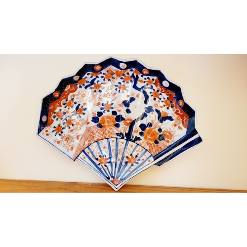 123 - A VINTAGE IMARI FAN SHAPED PLATE, with typical blue & red design. Old hairline mend to the base – ph... 