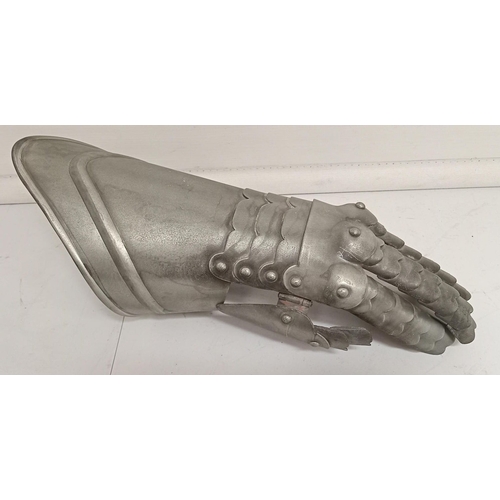 137 - AN ANTIQUE ARTICULATED GAUNTLET FROM A SUIT OF ARMOUR, 37cm long overall.