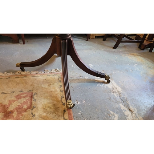 46 - A VERY FINE MAHOGANY OVAL SHAPED DINING TABLE, with reed detail to the edge, raised on a turned colu... 