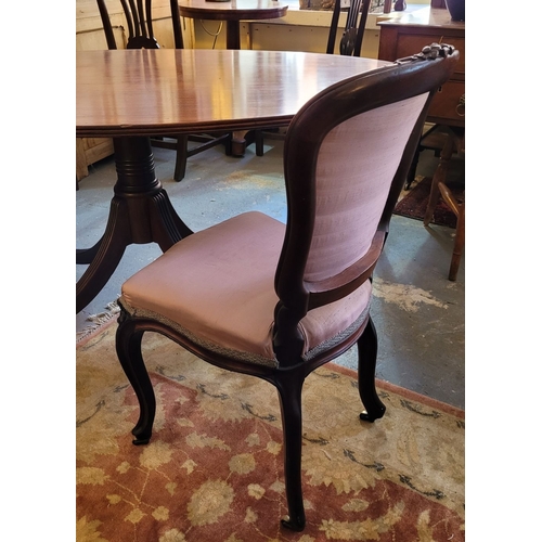 46 - A VERY FINE MAHOGANY OVAL SHAPED DINING TABLE, with reed detail to the edge, raised on a turned colu... 