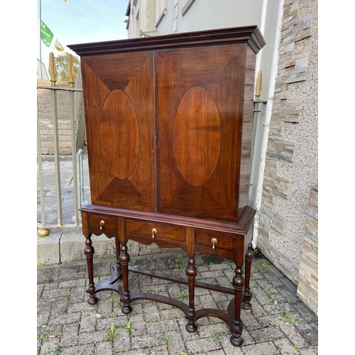 98 - AN EXCELLENT MAHOGANY WILLIAM & MARY CABINET ON STAND, with moulded cornice above two crossbanded do... 