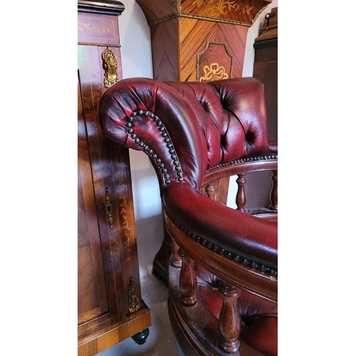 39 - A GOOD QUALITY OX-BLOOD LEATHER CHESTERFIELD STYLE REVOLVING CAPTAINS DESK CHAIR, with padded deep b... 