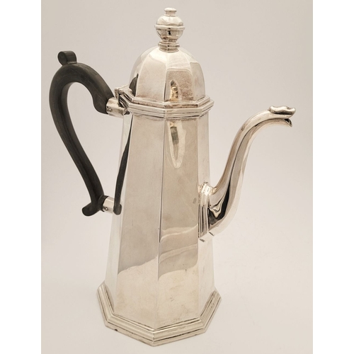 49 - AN IRISH LATE 20TH CENTURY SILVER COFFEE POT, of octagonal shape, with a finial top to the hinged li... 