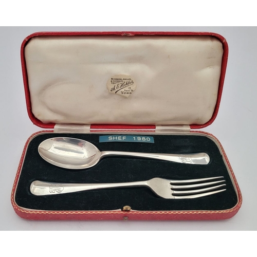 60 - A CASED SHEFFIELD SILVER FORK & SPOON, with rat’s tail decoration to the backs, a pinched tip engrav... 