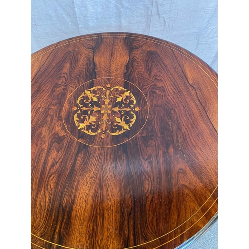 61 - A GOOD QUALITY CIRCULAR ROSEWOOD INLAID TABLE, the circular top with beautiful inlay to centre and b... 