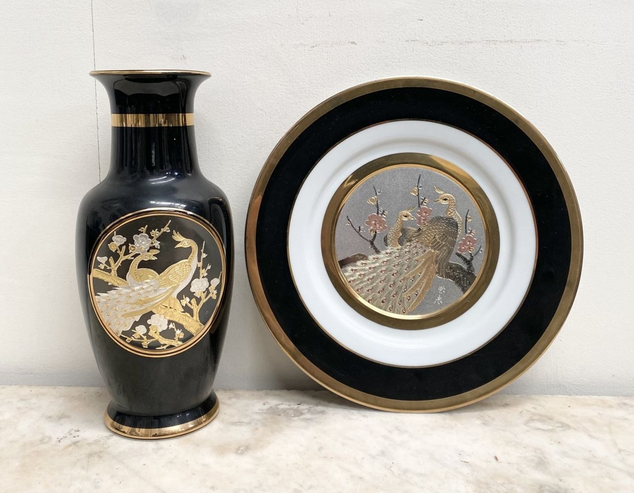 AN 'ART OF CHOKIN' 24K GOLD EDGED PLATE & VASE, the plate