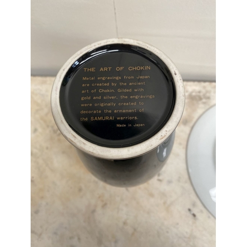 231 - AN ‘ART OF CHOKIN’ 24K GOLD EDGED PLATE & VASE, the plate labelled and marked to base ‘The Art of Ch... 