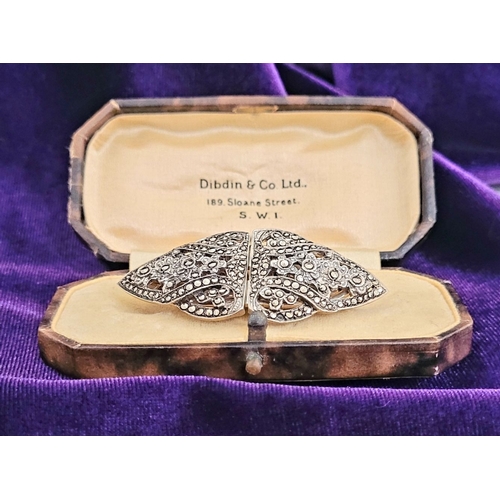 21 - AN ART DECO SILVER & MARCASITE DUETTE BROOCH / DRESS CLIPS, circa 1930s-40s, the pieces is set with ... 