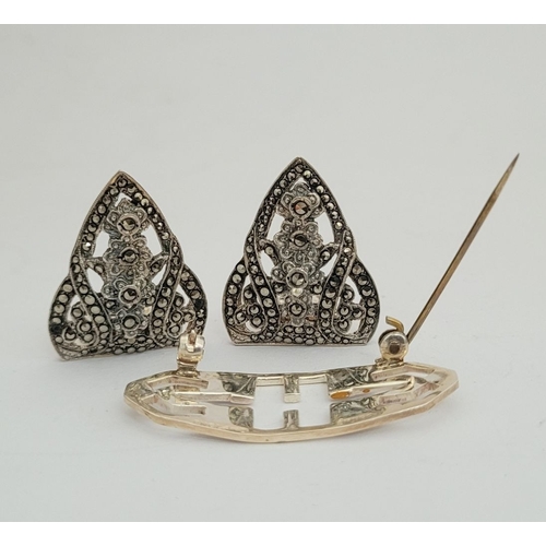 21 - AN ART DECO SILVER & MARCASITE DUETTE BROOCH / DRESS CLIPS, circa 1930s-40s, the pieces is set with ... 