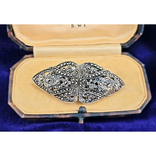 21 - AN ART DECO SILVER & MARCASITE DUETTE BROOCH / DRESS CLIPS, circa 1930s-40s, the pieces is set with ... 