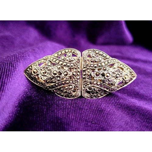 21 - AN ART DECO SILVER & MARCASITE DUETTE BROOCH / DRESS CLIPS, circa 1930s-40s, the pieces is set with ... 