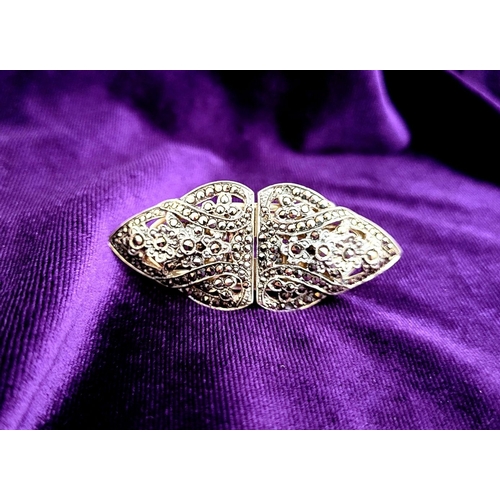 21 - AN ART DECO SILVER & MARCASITE DUETTE BROOCH / DRESS CLIPS, circa 1930s-40s, the pieces is set with ... 