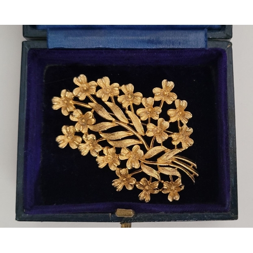 25 - A BEATUIFUL VINTAGE YELLOW GOLD-COLOURED FLORAL SPRAY BROOCH, with leaves to the centre surrounded b... 