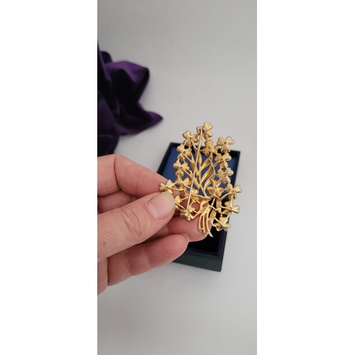 25 - A BEATUIFUL VINTAGE YELLOW GOLD-COLOURED FLORAL SPRAY BROOCH, with leaves to the centre surrounded b... 