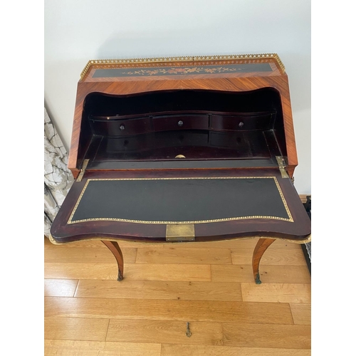 30 - AN EXCELLENT QUALITY LOUIS XV STYLE KINGWOOD MATQUETRY LADIES DESK, the top with inlaid panel as wel... 