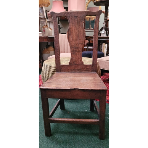 43 - AN 18TH CENTURY GEORGIAN COUNTRY HOME CHAIR, with shaped crest rail and an urn shaped splat back hel... 