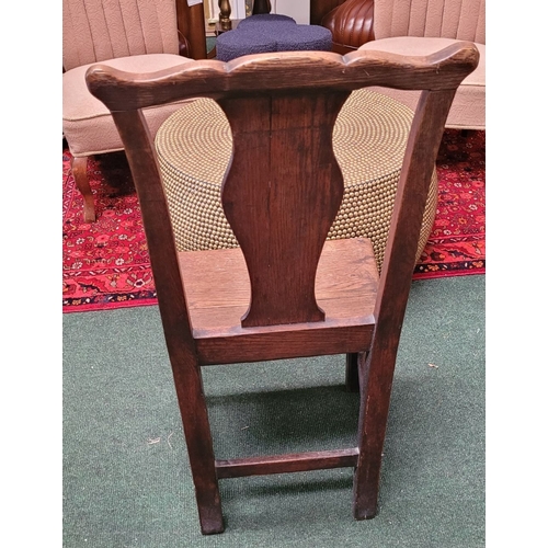 43 - AN 18TH CENTURY GEORGIAN COUNTRY HOME CHAIR, with shaped crest rail and an urn shaped splat back hel... 