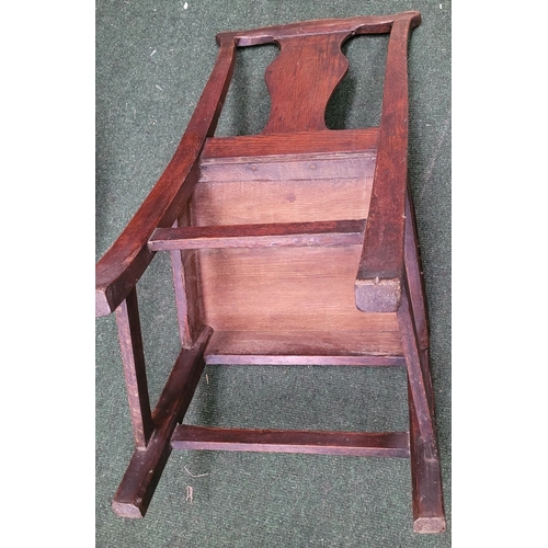 43 - AN 18TH CENTURY GEORGIAN COUNTRY HOME CHAIR, with shaped crest rail and an urn shaped splat back hel... 