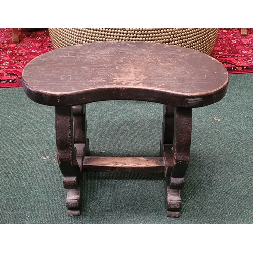 44 - A GOOD STRONG LOW-RISE KIDNEY SHAPED PEG-JOINTED OAK ANTIQUE STOOL, raised on scroll shaped uprights... 