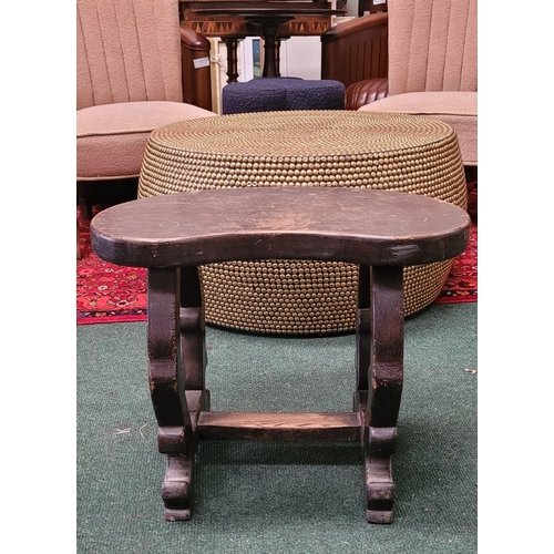 44 - A GOOD STRONG LOW-RISE KIDNEY SHAPED PEG-JOINTED OAK ANTIQUE STOOL, raised on scroll shaped uprights... 