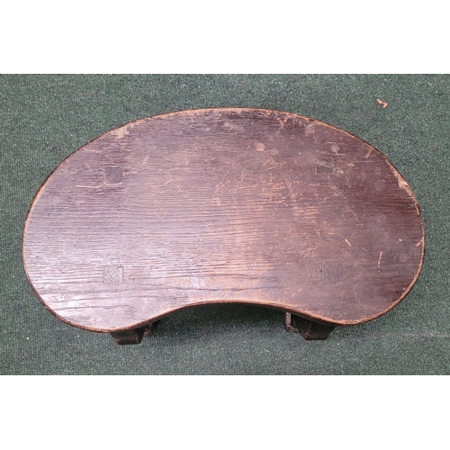 44 - A GOOD STRONG LOW-RISE KIDNEY SHAPED PEG-JOINTED OAK ANTIQUE STOOL, raised on scroll shaped uprights... 