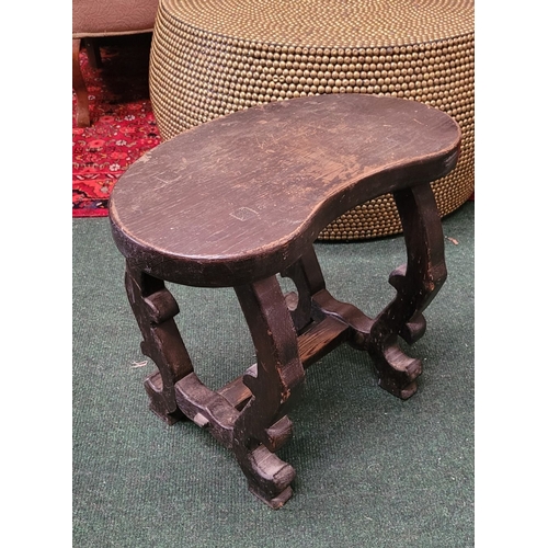 44 - A GOOD STRONG LOW-RISE KIDNEY SHAPED PEG-JOINTED OAK ANTIQUE STOOL, raised on scroll shaped uprights... 