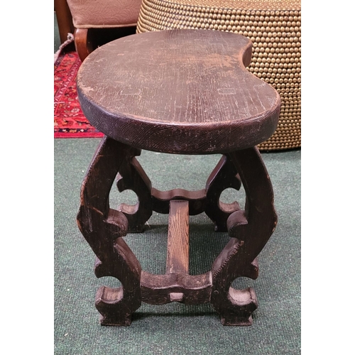 44 - A GOOD STRONG LOW-RISE KIDNEY SHAPED PEG-JOINTED OAK ANTIQUE STOOL, raised on scroll shaped uprights... 