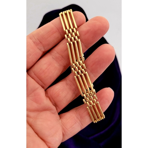 58 - A VERY FINE 15CT YELLOW GOLD GATE LINK BRACELET, beautiful piece of timeless jewellery, with a delic... 