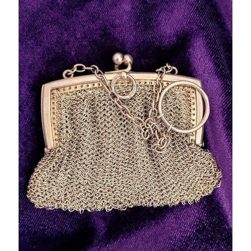 59 - A DELICATE ANTIQUE STERLING SILVER CHAINMAIL PURSE beautifully made piece of vintage silver, with a ... 