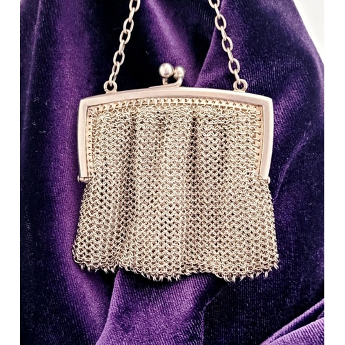 59 - A DELICATE ANTIQUE STERLING SILVER CHAINMAIL PURSE beautifully made piece of vintage silver, with a ... 