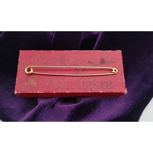 60 - A VERY FINE 18CT YELLOW GOLD BAR ‘SAFETY PIN’ BROOCH, impressed 18CT, 7.5cm long. Weight: 2grams.