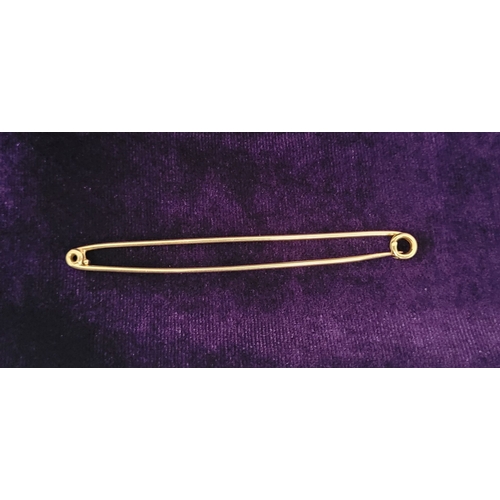 60 - A VERY FINE 18CT YELLOW GOLD BAR ‘SAFETY PIN’ BROOCH, impressed 18CT, 7.5cm long. Weight: 2grams.