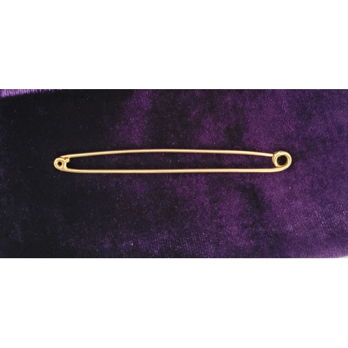 60 - A VERY FINE 18CT YELLOW GOLD BAR ‘SAFETY PIN’ BROOCH, impressed 18CT, 7.5cm long. Weight: 2grams.