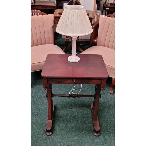 67 - A VERY GOOD QUALITY ROSEWOOD REGENCY STYLE LAMP / OCCASSIONAL TABLE, the table has a single dovetail... 