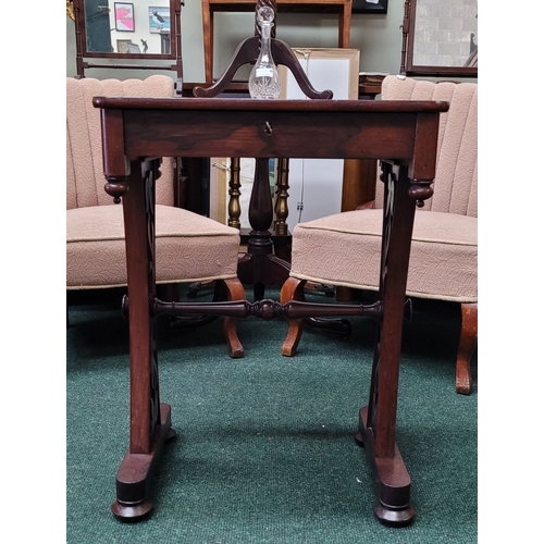 67 - A VERY GOOD QUALITY ROSEWOOD REGENCY STYLE LAMP / OCCASSIONAL TABLE, the table has a single dovetail... 