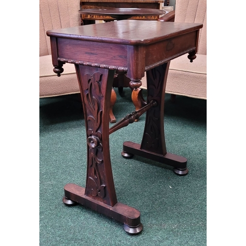 67 - A VERY GOOD QUALITY ROSEWOOD REGENCY STYLE LAMP / OCCASSIONAL TABLE, the table has a single dovetail... 