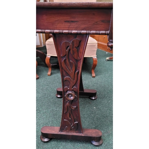 67 - A VERY GOOD QUALITY ROSEWOOD REGENCY STYLE LAMP / OCCASSIONAL TABLE, the table has a single dovetail... 