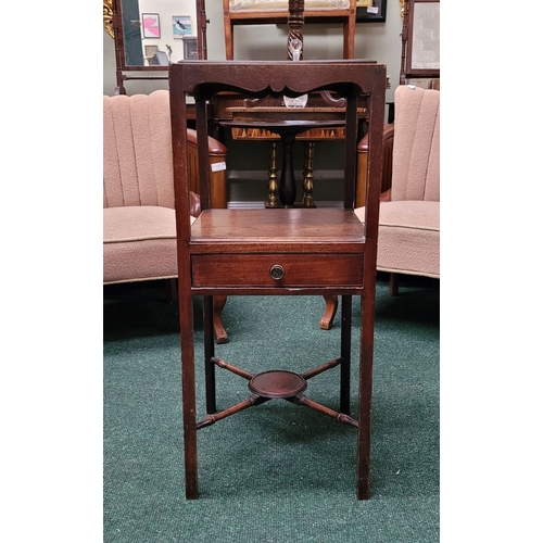 70 - A VERY FINE GEORGIAN TALL MAHOGANY NIGHTSTAND / LAMP TABLE, former washstand, the tabletop can be re... 