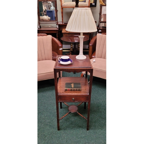 70 - A VERY FINE GEORGIAN TALL MAHOGANY NIGHTSTAND / LAMP TABLE, former washstand, the tabletop can be re... 