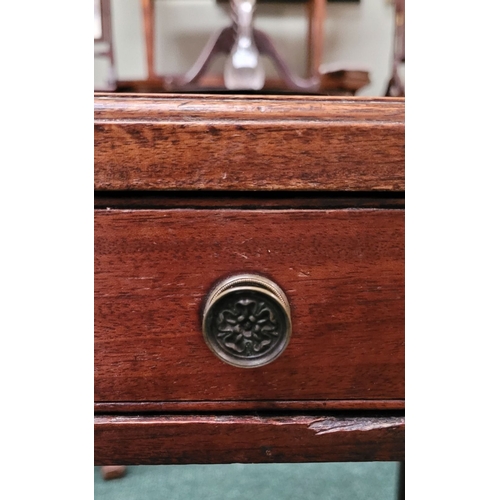 70 - A VERY FINE GEORGIAN TALL MAHOGANY NIGHTSTAND / LAMP TABLE, former washstand, the tabletop can be re... 