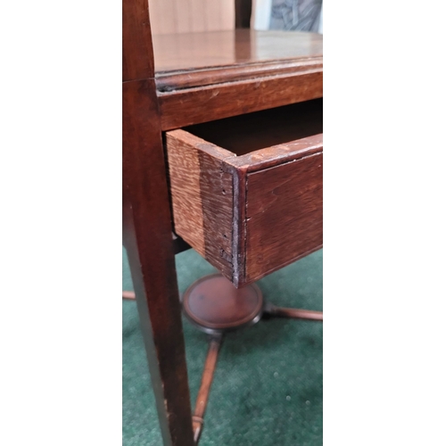 70 - A VERY FINE GEORGIAN TALL MAHOGANY NIGHTSTAND / LAMP TABLE, former washstand, the tabletop can be re... 