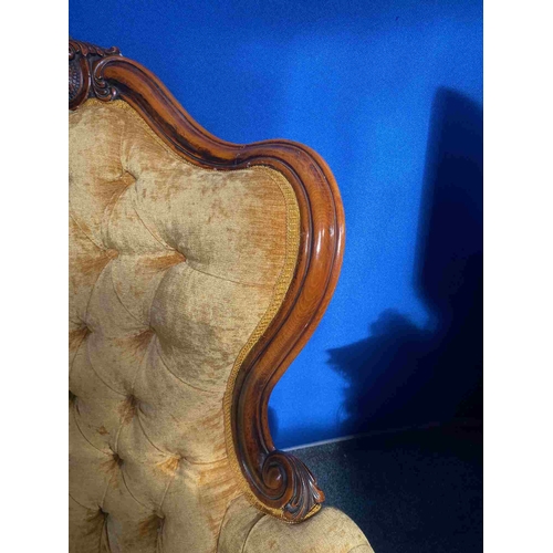 36 - A GOOD QUALITY VICTORIAN MAHOGANY FRAMED BUTTON BACKED TWO PERSON COUCH, with a serpentine shaped ba... 