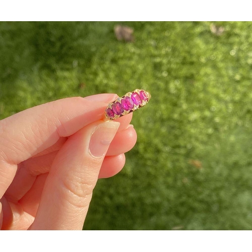 10 - A STRIKING 18CT YELLOW GOLD FIVE STONE RUBY RING, with five oval cut rubies graduating in size from ... 