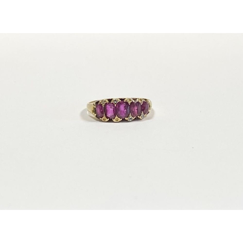 10 - A STRIKING 18CT YELLOW GOLD FIVE STONE RUBY RING, with five oval cut rubies graduating in size from ... 