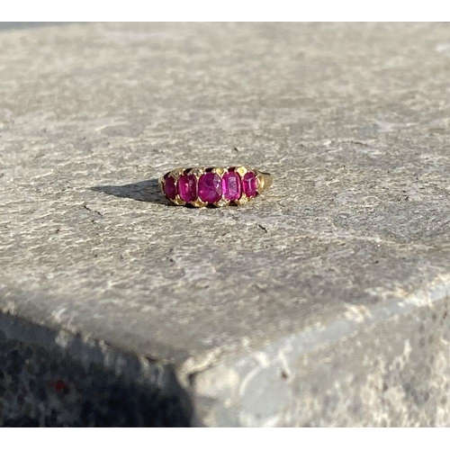 10 - A STRIKING 18CT YELLOW GOLD FIVE STONE RUBY RING, with five oval cut rubies graduating in size from ... 