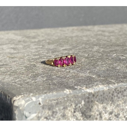 10 - A STRIKING 18CT YELLOW GOLD FIVE STONE RUBY RING, with five oval cut rubies graduating in size from ... 