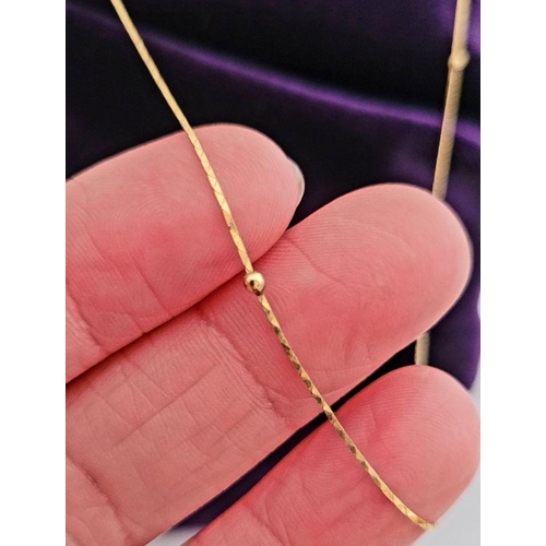 106 - A PRETTY & DELICATE 14K YELLOW GOLD CHAIN, a delicate chain marked 14K to the clasp link, features l... 