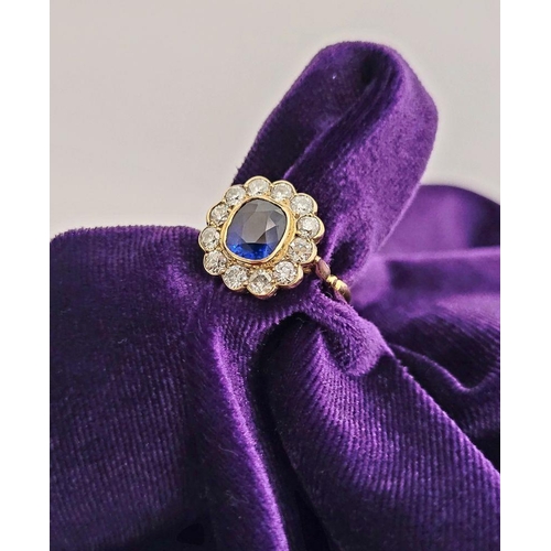 11 - A VERY BEAUTIFUL 18CT YELLOW GOLD SAPPHIRE & DIAMOND CLUSTER RING, the central sapphire is a very go... 