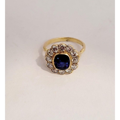 11 - A VERY BEAUTIFUL 18CT YELLOW GOLD SAPPHIRE & DIAMOND CLUSTER RING, the central sapphire is a very go... 