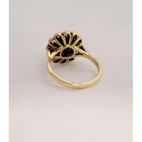 11 - A VERY BEAUTIFUL 18CT YELLOW GOLD SAPPHIRE & DIAMOND CLUSTER RING, the central sapphire is a very go... 